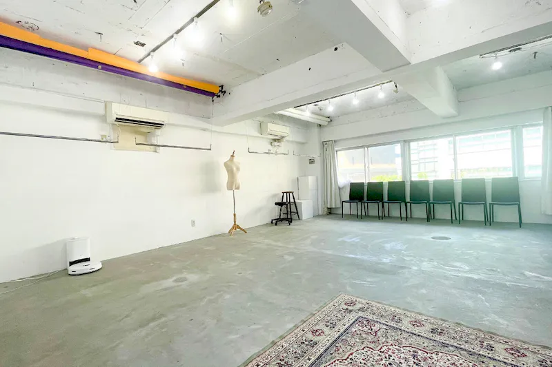 【恵比寿駅5分】展示会、ギャラリー、撮影用途に最適な2面採光で自然光あふれるイベントスペース。ハンガーラック９本貸出。