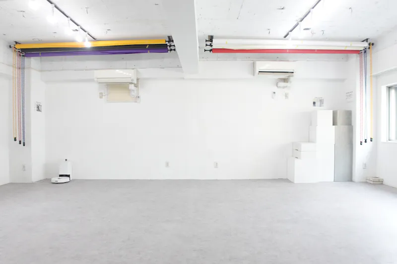 【恵比寿駅5分】展示会、ギャラリー、撮影用途に最適な2面採光で自然光あふれるイベントスペース。ハンガーラック９本貸出。