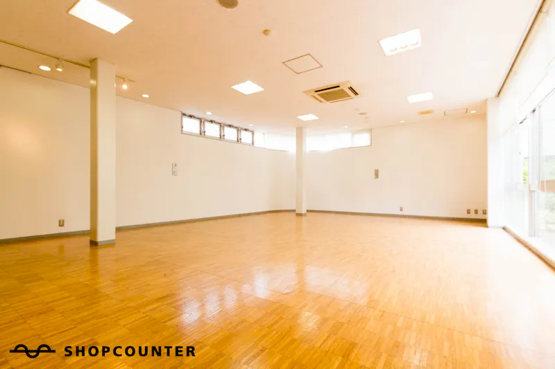 【明治神宮前（原宿）駅1分】展示会、ポップアップストアに適した陽が降り注ぐ明るいイベントスペース（A）