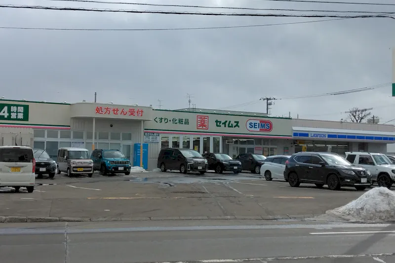 【ドラッグセイムス札幌苗穂店】キッチンカー出店やプロモーション催事に最適なドラッグストアの駐車場イベントスペース