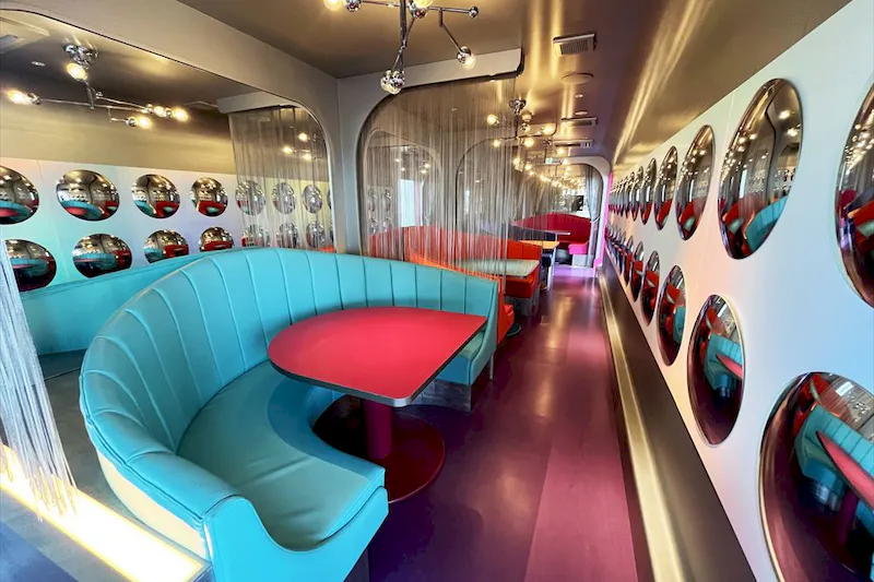 【梅小路京都西駅1分】伝統と未来が交差する列車型レストラン「FUTURE TRAIN KYOTO DINER & CAFE」内のスペース