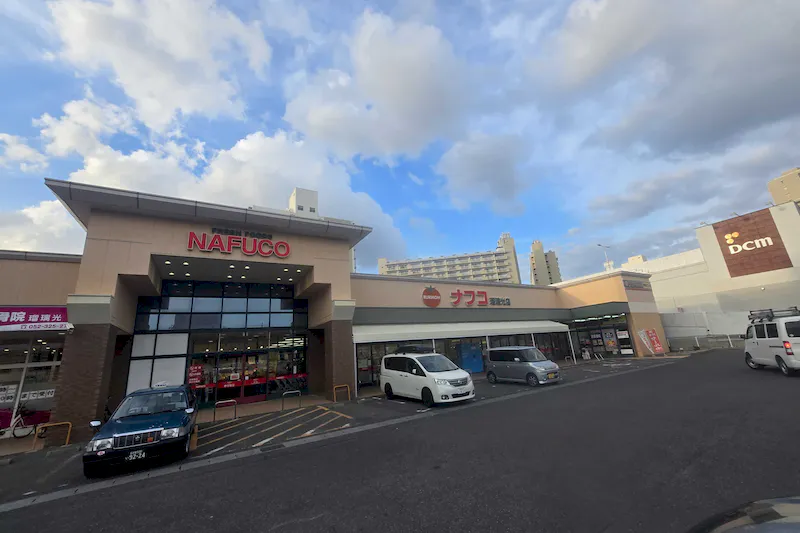 【ナフコトミダ瑠璃光店】食物販や販促プロモーションに最適な入口近くの風除室スペース