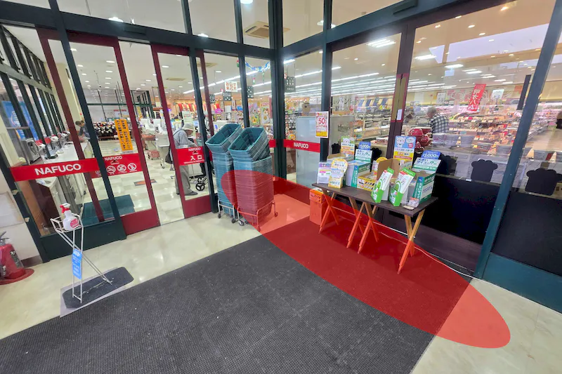【ナフコトミダ瑠璃光店】食物販や販促プロモーションに最適な入口近くの風除室スペース