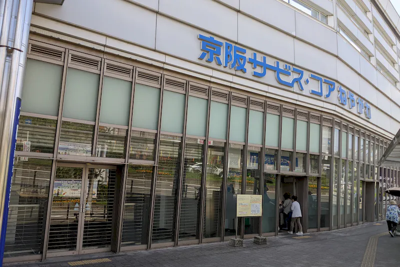 【寝屋川市駅】プロモーションイベントや食物販、物販のポップアップストアに最適な改札外区画のイベントスペース