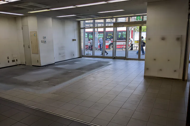 【寝屋川市駅】プロモーションイベントや食物販、物販のポップアップストアに最適な改札外区画のイベントスペース