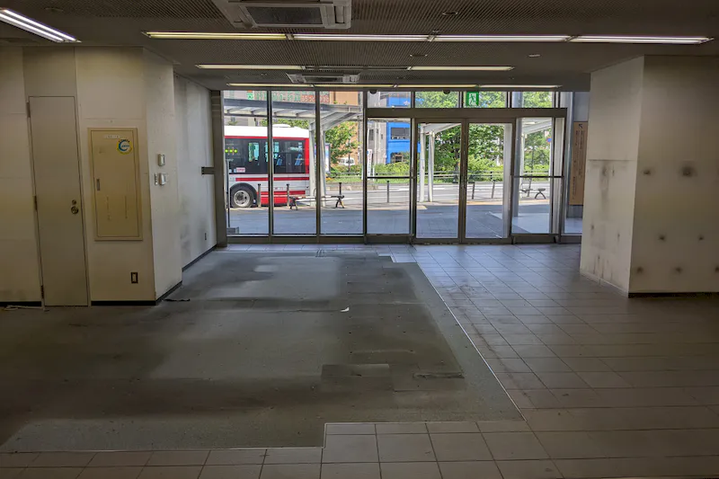 【寝屋川市駅】プロモーションイベントや食物販、物販のポップアップストアに最適な改札外区画のイベントスペース