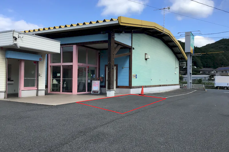 【ダイナム岡山笠岡店ゆったり館｜割引キャンペーン実施中】キッチンカーやプロモーションに最適なアミューズメント施設のイベントスペース（めん六や前）