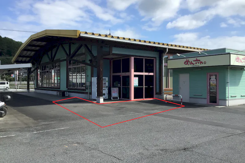 【ダイナム岡山笠岡店ゆったり館｜割引キャンペーン実施中】キッチンカーやプロモーションに最適なアミューズメント施設のイベントスペース（めん六や前）