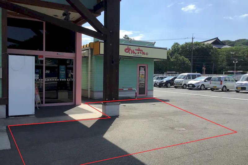 【ダイナム岡山笠岡店ゆったり館｜割引キャンペーン実施中】キッチンカーやプロモーションに最適なアミューズメント施設のイベントスペース（めん六や前）