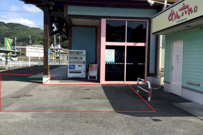 【ダイナム岡山笠岡店ゆったり館｜割引キャンペーン実施中】キッチンカーやプロモーションに最適なアミューズメント施設のイベントスペース（めん六や前）