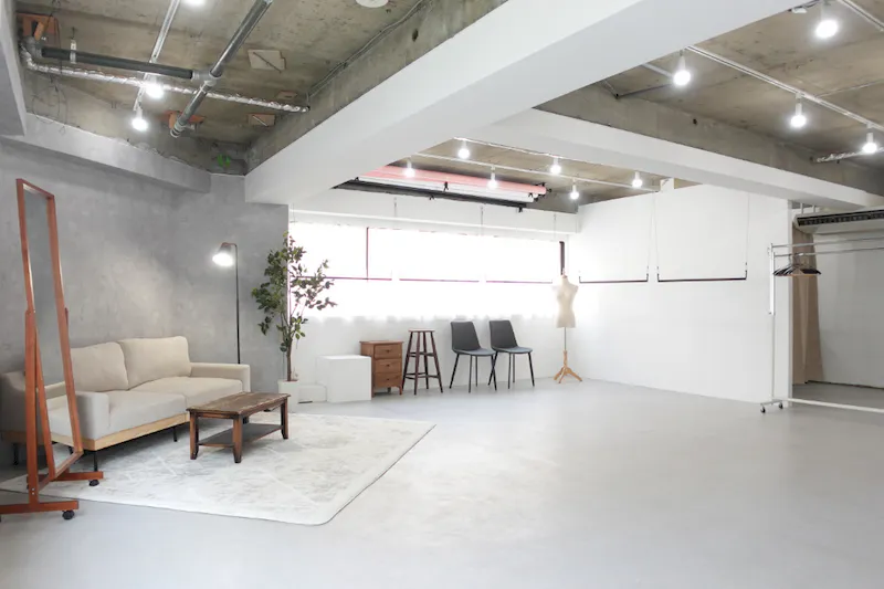 【御徒町駅6分】展示会、撮影用途に最適な2面採光のイベントスペース。ハンガーラック７本貸出