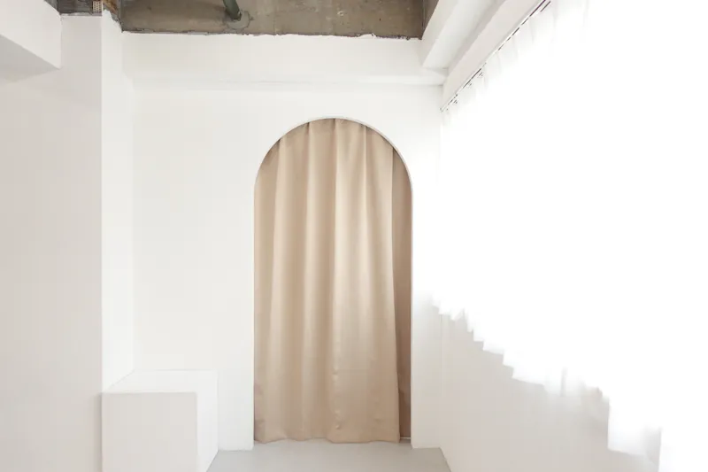 【御徒町駅6分】展示会、撮影用途に最適な2面採光のイベントスペース。ハンガーラック７本貸出