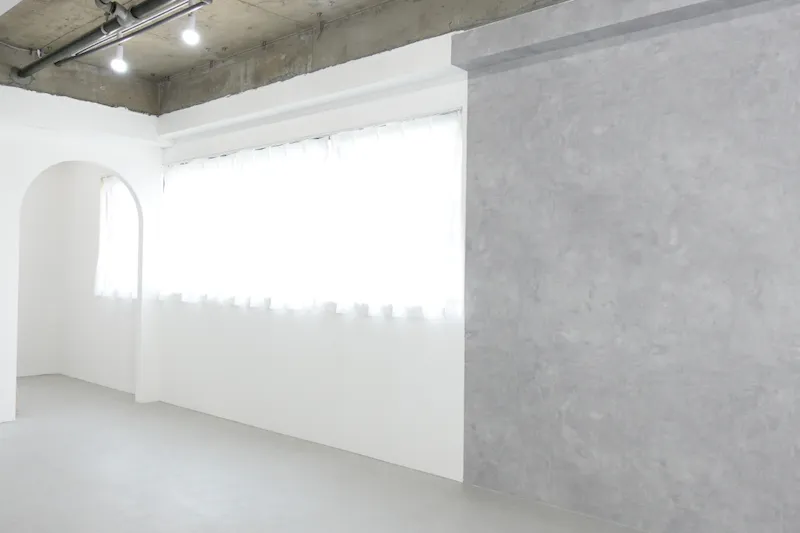 【御徒町駅6分】展示会、撮影用途に最適な2面採光のイベントスペース。ハンガーラック７本貸出