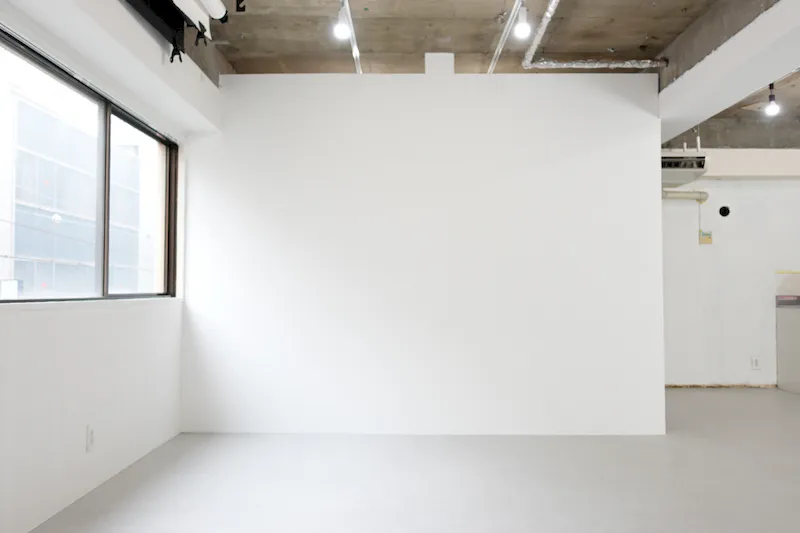 【御徒町駅6分】展示会、撮影用途に最適な2面採光のイベントスペース。ハンガーラック７本貸出