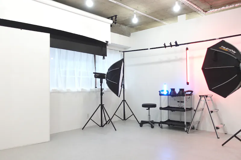 【御徒町駅6分】展示会、撮影用途に最適な2面採光のイベントスペース。ハンガーラック７本貸出