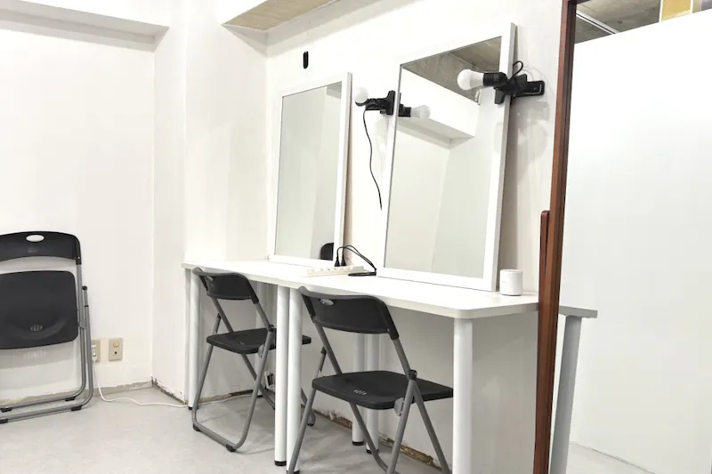 【御徒町駅6分】展示会、撮影用途に最適な2面採光のイベントスペース。ハンガーラック７本貸出