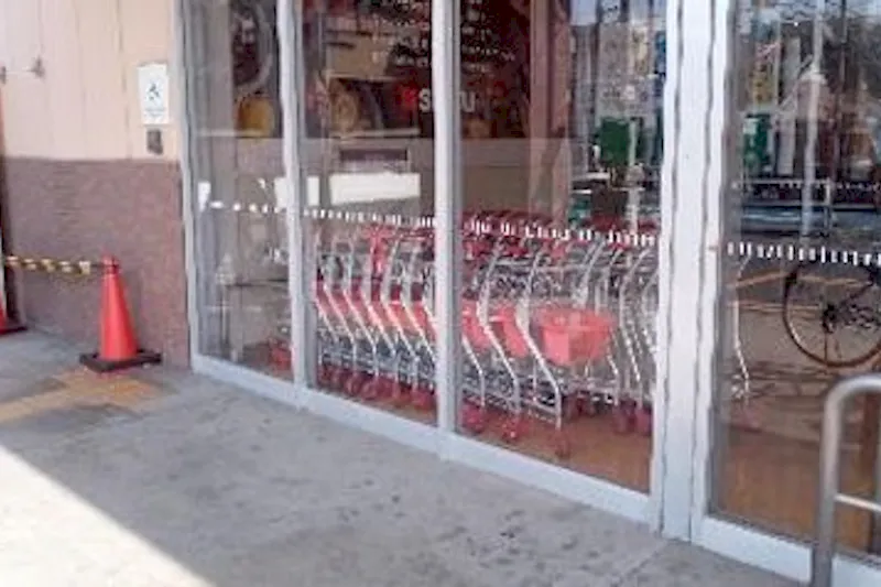 【西友　熱田三番町店】1階店舗入口横 軒下　プロモーション用途や物販、食物販のポップアップストアに最適なスーパーの屋外催事イベントスペース