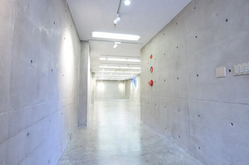 【心斎橋駅4分】充実した無料備品や、コンクリート打ち放し仕上げの内装はスタイリッシュで、展示会場や販売会などのイベントにも適しています。
