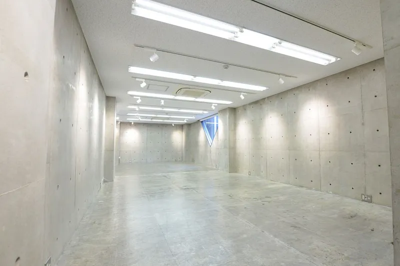 【心斎橋駅4分】充実した無料備品や、コンクリート打ち放し仕上げの内装はスタイリッシュで、展示会場や販売会などのイベントにも適しています。