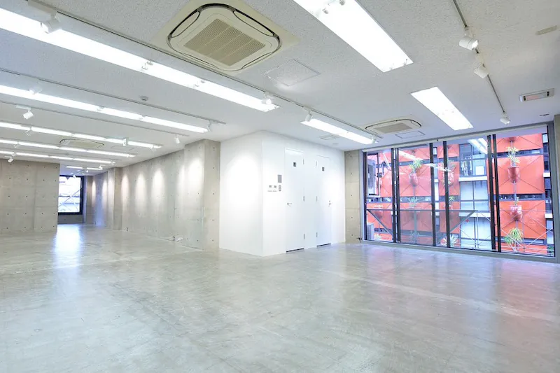 【心斎橋駅4分】充実した無料備品や、コンクリート打ち放し仕上げの内装はスタイリッシュで、展示会場や販売会などのイベントにも適しています。