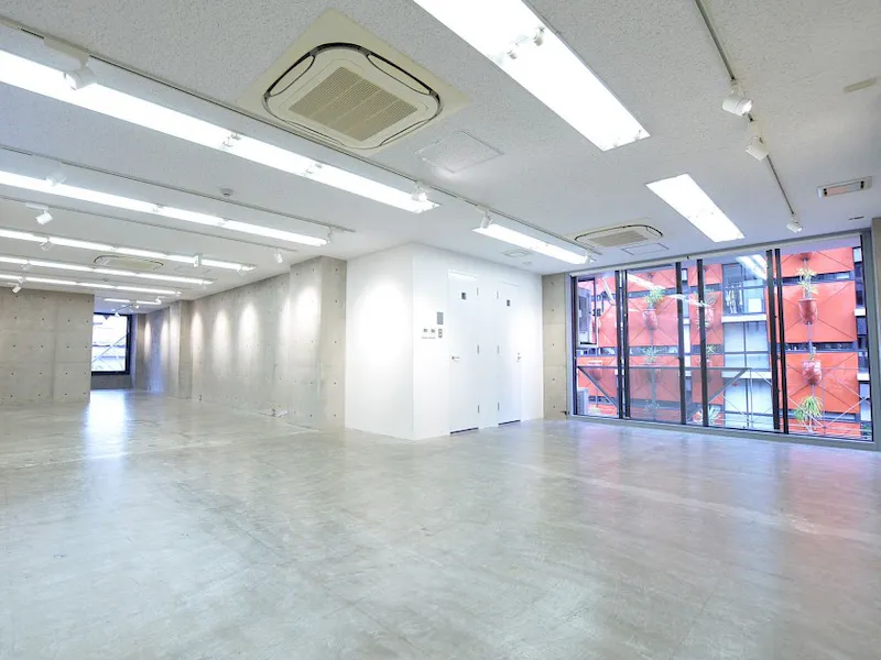 【心斎橋駅4分】充実した無料備品や、コンクリート打ち放し仕上げの内装はスタイリッシュで、展示会場や販売会などのイベントにも適しています。の画像5