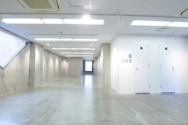 【心斎橋駅4分】充実した無料備品や、コンクリート打ち放し仕上げの内装はスタイリッシュで、展示会場や販売会などのイベントにも適しています。