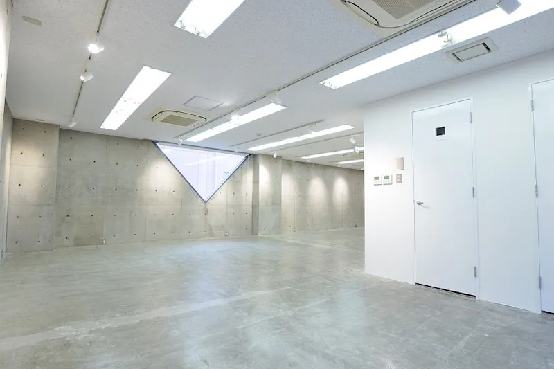 【心斎橋駅4分】充実した無料備品や、コンクリート打ち放し仕上げの内装はスタイリッシュで、展示会場や販売会などのイベントにも適しています。