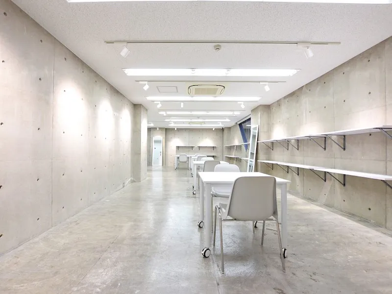 【心斎橋駅4分】充実した無料備品や、コンクリート打ち放し仕上げの内装はスタイリッシュで、展示会場や販売会などのイベントにも適しています。の画像2