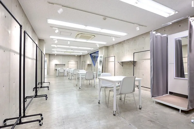 【心斎橋駅4分】充実した無料備品や、コンクリート打ち放し仕上げの内装はスタイリッシュで、展示会場や販売会などのイベントにも適しています。