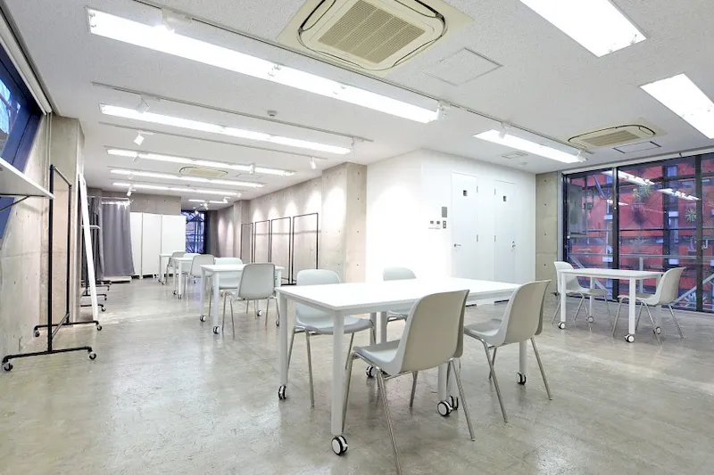【心斎橋駅4分】充実した無料備品や、コンクリート打ち放し仕上げの内装はスタイリッシュで、展示会場や販売会などのイベントにも適しています。