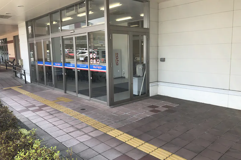 【フレスポ御所野】PR利用に最適なジェイマルエー東側風除室の脇スペース