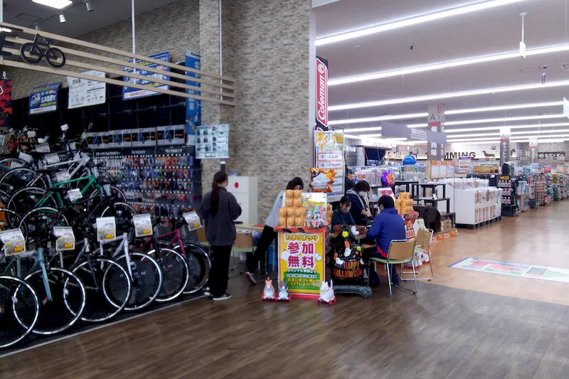 【サンデー塩釜店】屋内サイクル売場横　食物販やプロモーション等の出店に最適なホームセンター店内のイベントスペース