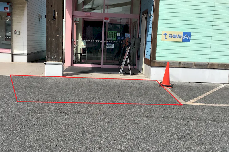 【ダイナム岡山笠岡店ゆったり館｜割引キャンペーン実施中】キッチンカーやプロモーションに最適なアミューズメント施設のイベントスペース（駐輪場横）