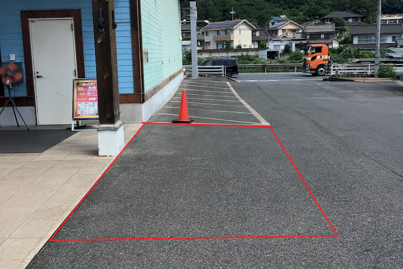 【ダイナム岡山笠岡店ゆったり館｜割引キャンペーン実施中】キッチンカーやプロモーションに最適なアミューズメント施設のイベントスペース（駐輪場横）