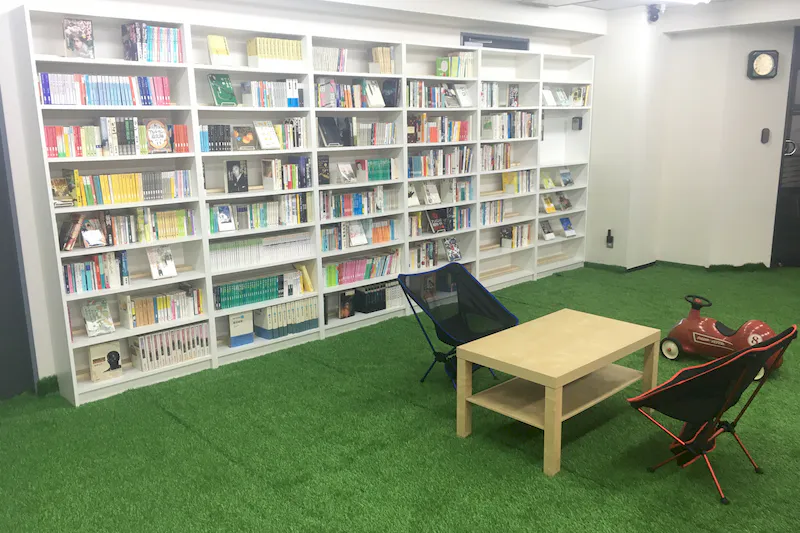 【葭川公園駅2分】ワークショップや展示会などに適した本に囲まれた屋内公園型のイベントスペース