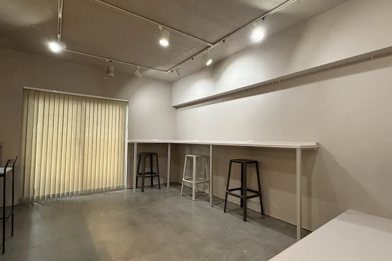 【池尻大橋5分】目黒川沿い｜自然光の白壁スペース｜展示会・ポップアップ｜キッチンスペース併設
