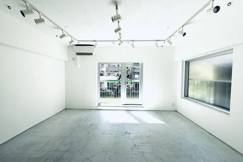 【池尻大橋5分】目黒川沿い｜自然光の白壁スペース｜展示会・ポップアップ｜キッチンスペース併設