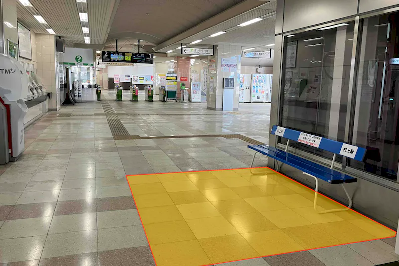 【村上駅】プロモーションや食物販に最適な人流の多い改札前スペース