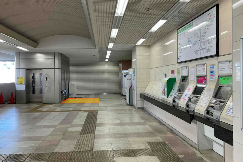 【村上駅】プロモーションや食物販に最適な人流の多い改札前スペース