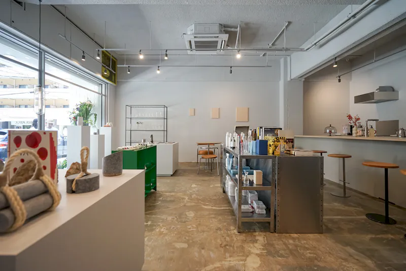 【四ツ橋駅1分】ポップアップストア開催や展示会に最適な白を基調とした天井高のモダン空間を演出できる路面スペース