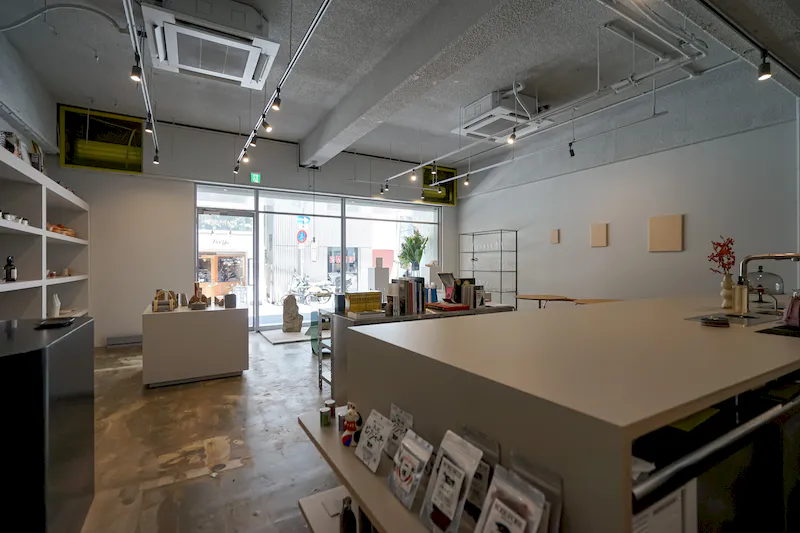 【四ツ橋駅1分】ポップアップストア開催や展示会に最適な白を基調とした天井高のモダン空間を演出できる路面スペース
