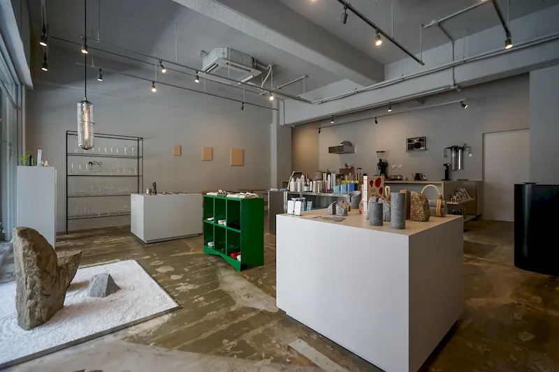 【四ツ橋駅1分】ポップアップストア開催や展示会に最適な白を基調とした天井高のモダン空間を演出できる路面スペース