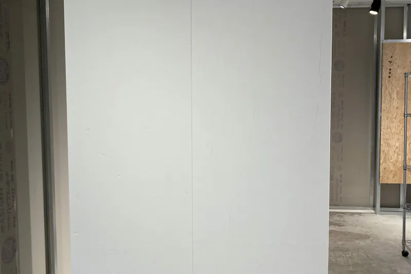 【ラフォーレ原宿／明治神宮前駅1分】愛と狂気のマーケット 個展等のアート展示、雑貨の展示販売に最適、販売スタッフ不要な壁面展示スペース(ウォール)