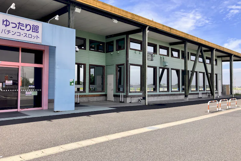 【ダイナム埼玉羽生店ゆったり館｜割引キャンペーン実施中】キッチンカー出店やプロモーションイベントに最適なアミューズメント施設のイベントスペース（②：店舗正面側出入口前）