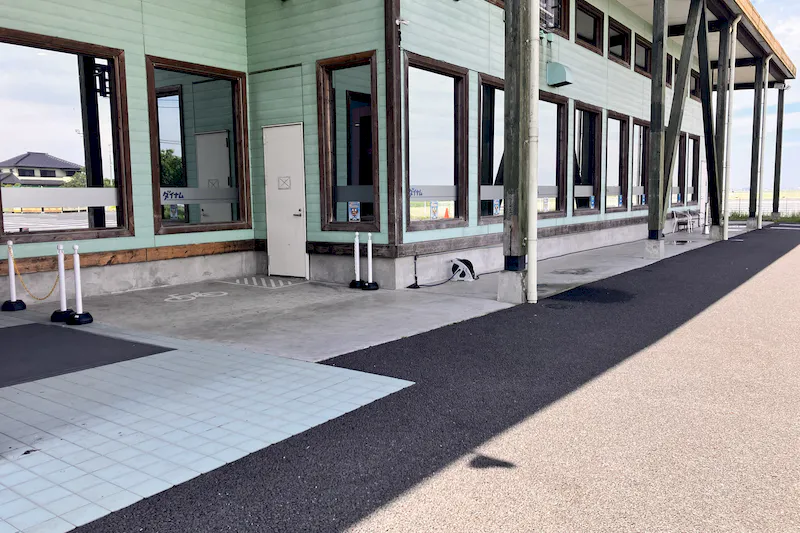 【ダイナム埼玉羽生店ゆったり館｜割引キャンペーン実施中】キッチンカー出店やプロモーションイベントに最適なアミューズメント施設のイベントスペース（②：店舗正面側出入口前）