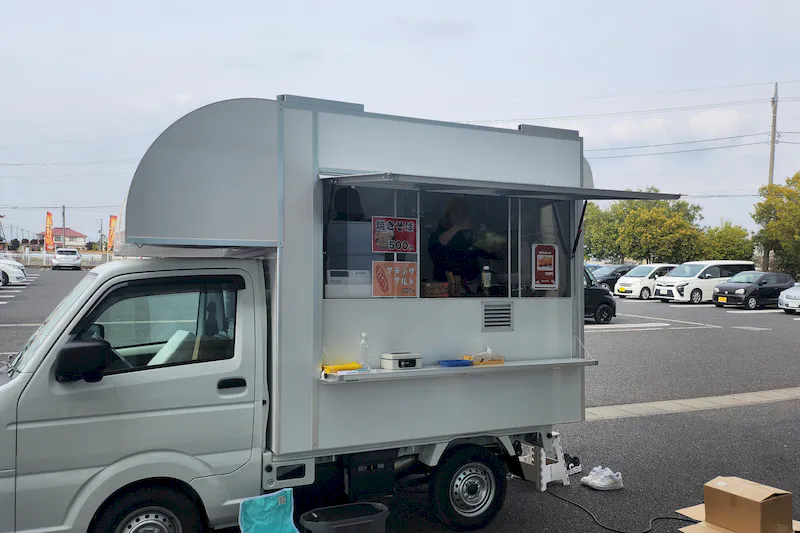 【ダイナム埼玉羽生店ゆったり館｜割引キャンペーン実施中】キッチンカー出店やプロモーションイベントに最適なアミューズメント施設のイベントスペース（②：店舗正面側出入口前）