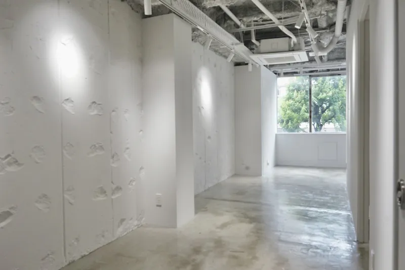 【神保町駅1分】ポップアップストア、アート個展、受注展示会に適した白を基調とした飲食可、音響設備付きスペース　