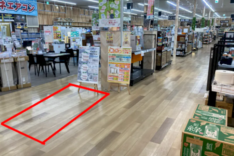 【ダイシン古川店】店内入口正面　プロモーションや物販に最適なホームセンター内階段前の催事イベントスペース