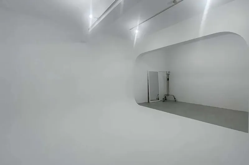 【神楽坂駅5分】撮影や展示会（イベント）演劇に適した本格白ホリゾント&モルタル床&レトロな倉庫を選べるスペース（無料機材レンタルあり）
