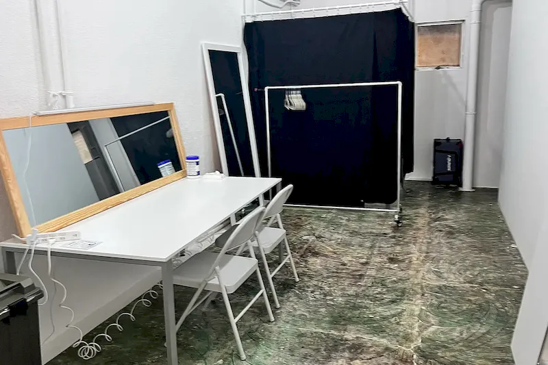 【神楽坂駅5分】撮影や展示会（イベント）演劇に適した本格白ホリゾント&モルタル床&レトロな倉庫を選べるスペース（無料機材レンタルあり）